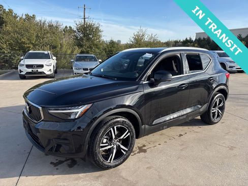 Used 2025 Volvo XC40 B5 Core image 1