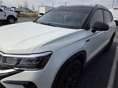 Used 2024 Volkswagen Taos SE image 9