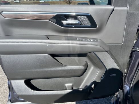 Used 2025 Chevrolet Suburban LT w/ Comfort Package image 17