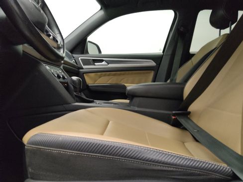 Used 2021 Volkswagen Atlas Cross Sport SE w/ Panoramic Sunroof Package FWD image 17