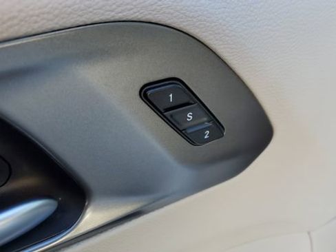 Certified 2024 Chrysler Pacifica Touring-L image 6