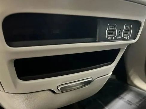 Used 2024 Chrysler Pacifica Touring-L image 45