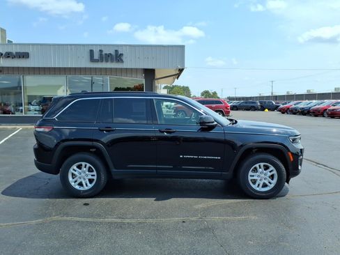 Used 2025 Jeep Grand Cherokee Laredo AWD/4WD image 2