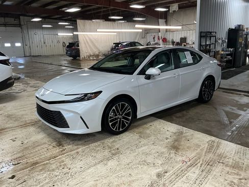 Used 2025 Toyota Camry XLE image 1