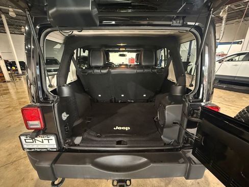 Used 2013 Jeep Wrangler Unlimited Rubicon w/ Connectivity Group AWD/4WD image 19
