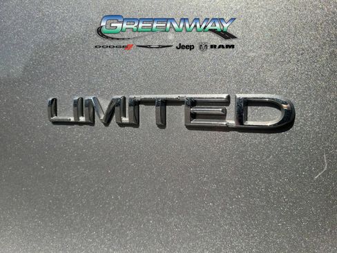 Used 2019 Chrysler Pacifica Limited image 9