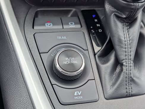 Used 2024 Toyota RAV4 SE w/ Convenience Package image 25