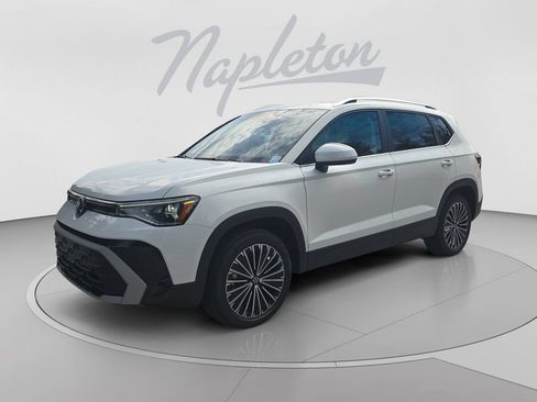 New 2026 Volkswagen Taos SE FWD image 1