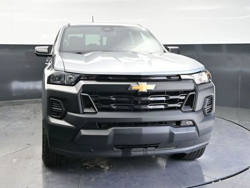 Used 2025 Chevrolet Colorado W/T RWD image 2