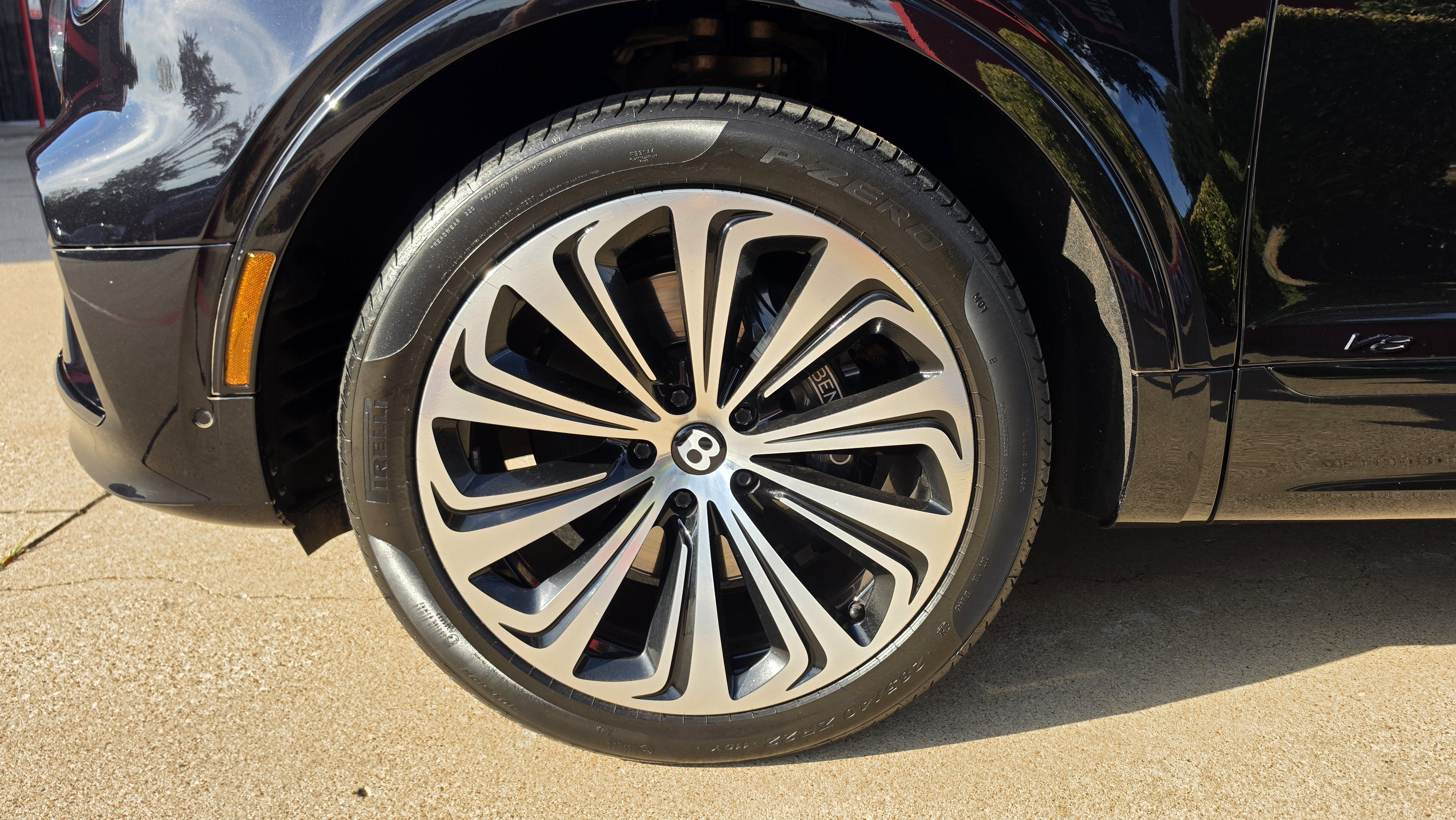 Used 2022 Bentley Bentayga AWD/4WD image 13