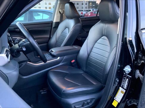 Used 2022 Toyota Highlander XLE image 9