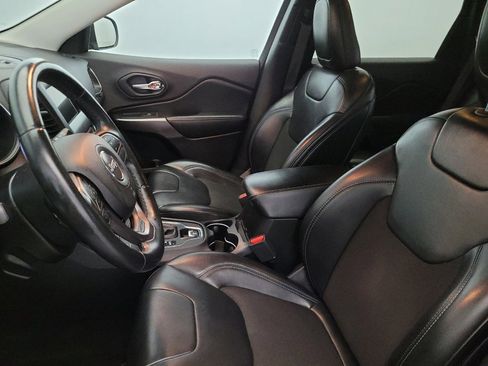 Used 2019 Jeep Cherokee Latitude Plus w/ Comfort/Convenience Group image 17