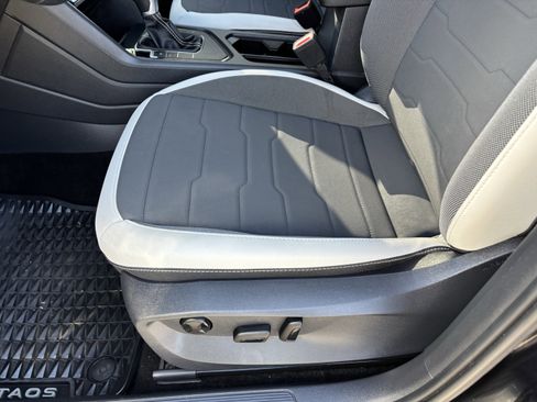 Certified 2025 Volkswagen Taos SE w/ Black Wheel Package image 18