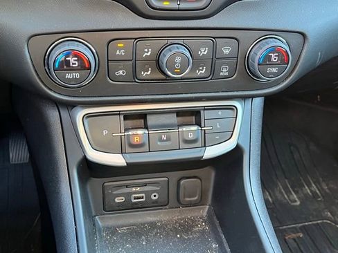 Used 2022 GMC Terrain SLT w/ Infotainment Package II image 29