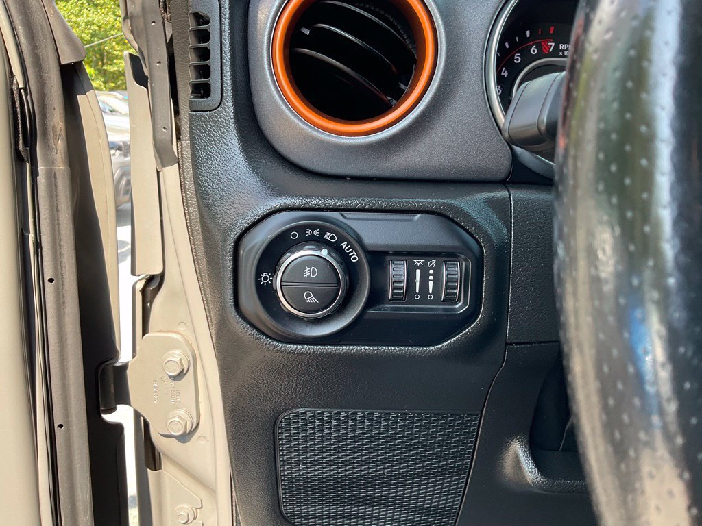 Used 2022 Jeep Gladiator Mojave w/ LED Lighting Group AWD/4WD image 13