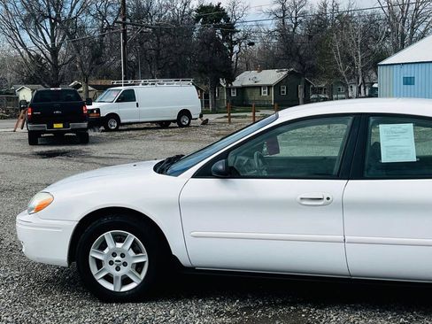 Used 2007 Ford Taurus SE image 2