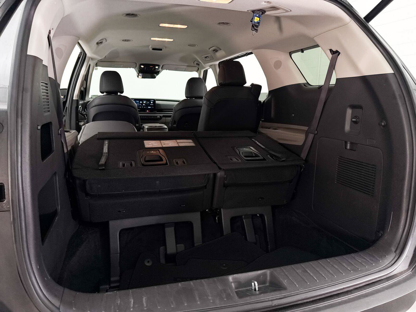 Used 2025 Kia Carnival EX FWD image 33
