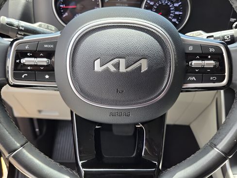 Used 2023 Kia Carnival LX FWD image 23