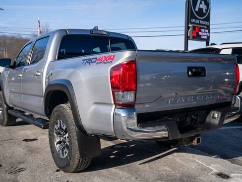 Used 2017 Toyota Tacoma TRD Sport image 4