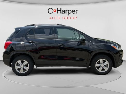 Used 2022 Chevrolet Trax LT w/ LT Convenience Package AWD/4WD image 2