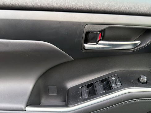 New 2026 Toyota Highlander XLE image 9