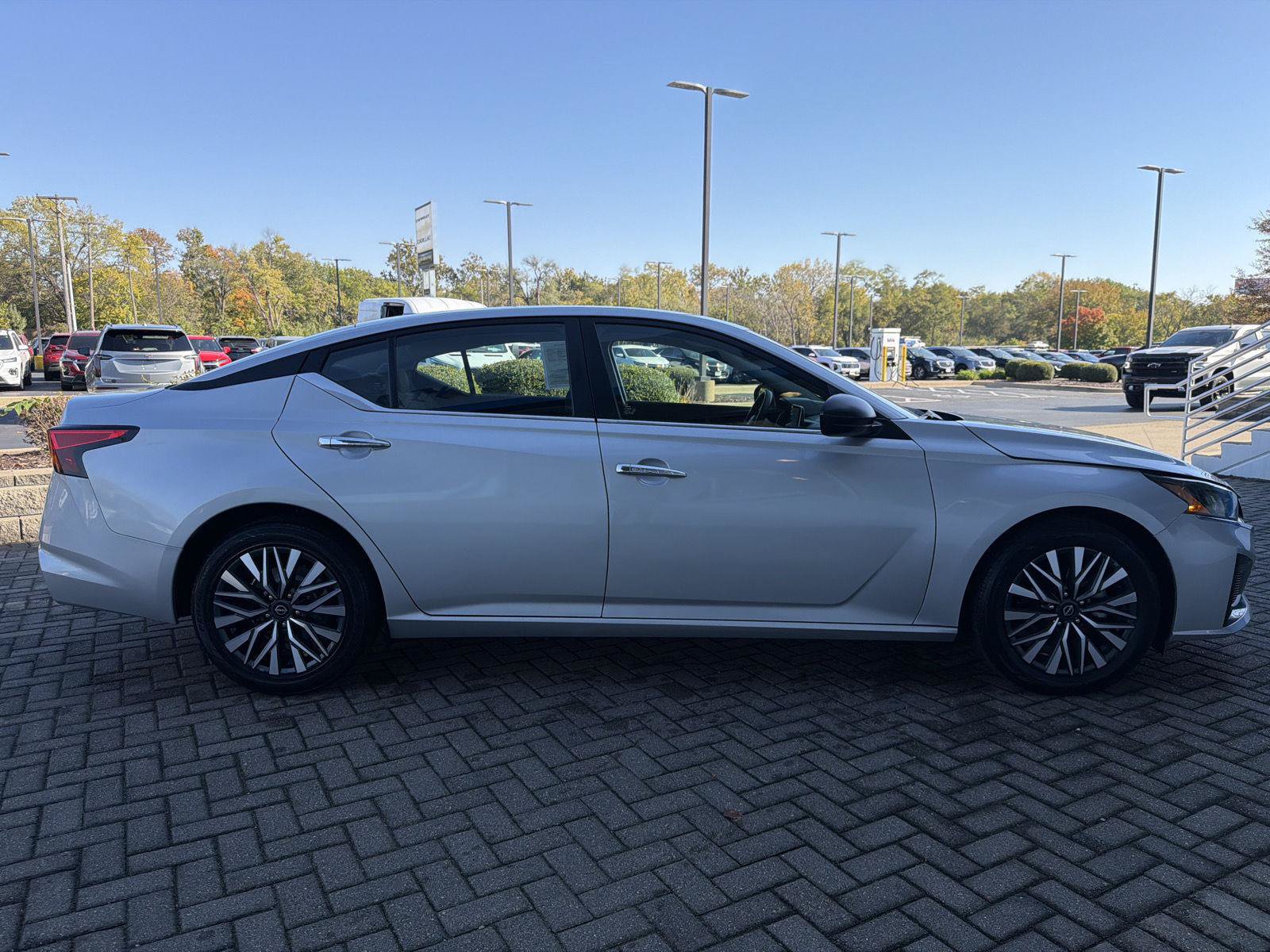 Used 2024 Nissan Altima 2.5 SV FWD image 6