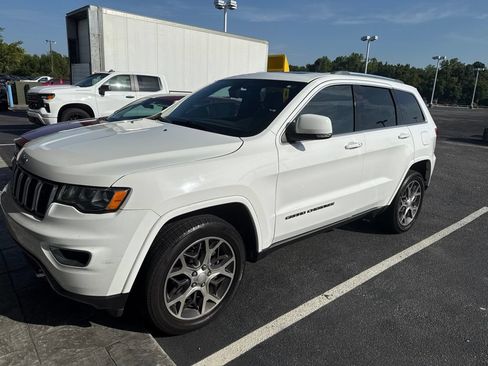 Used 2018 Jeep Grand Cherokee Limited AWD/4WD image 2