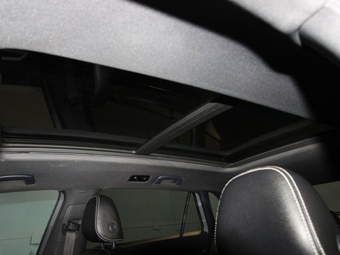 Used 2022 Volkswagen Atlas Cross Sport SEL R-Line image 21