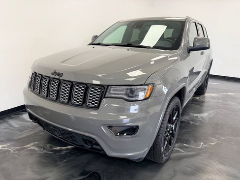 Used 2022 Jeep Grand Cherokee Altitude AWD/4WD image 3