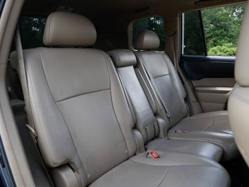 Used 2011 Toyota Highlander Limited w/ Tow Pkg FWD image 14