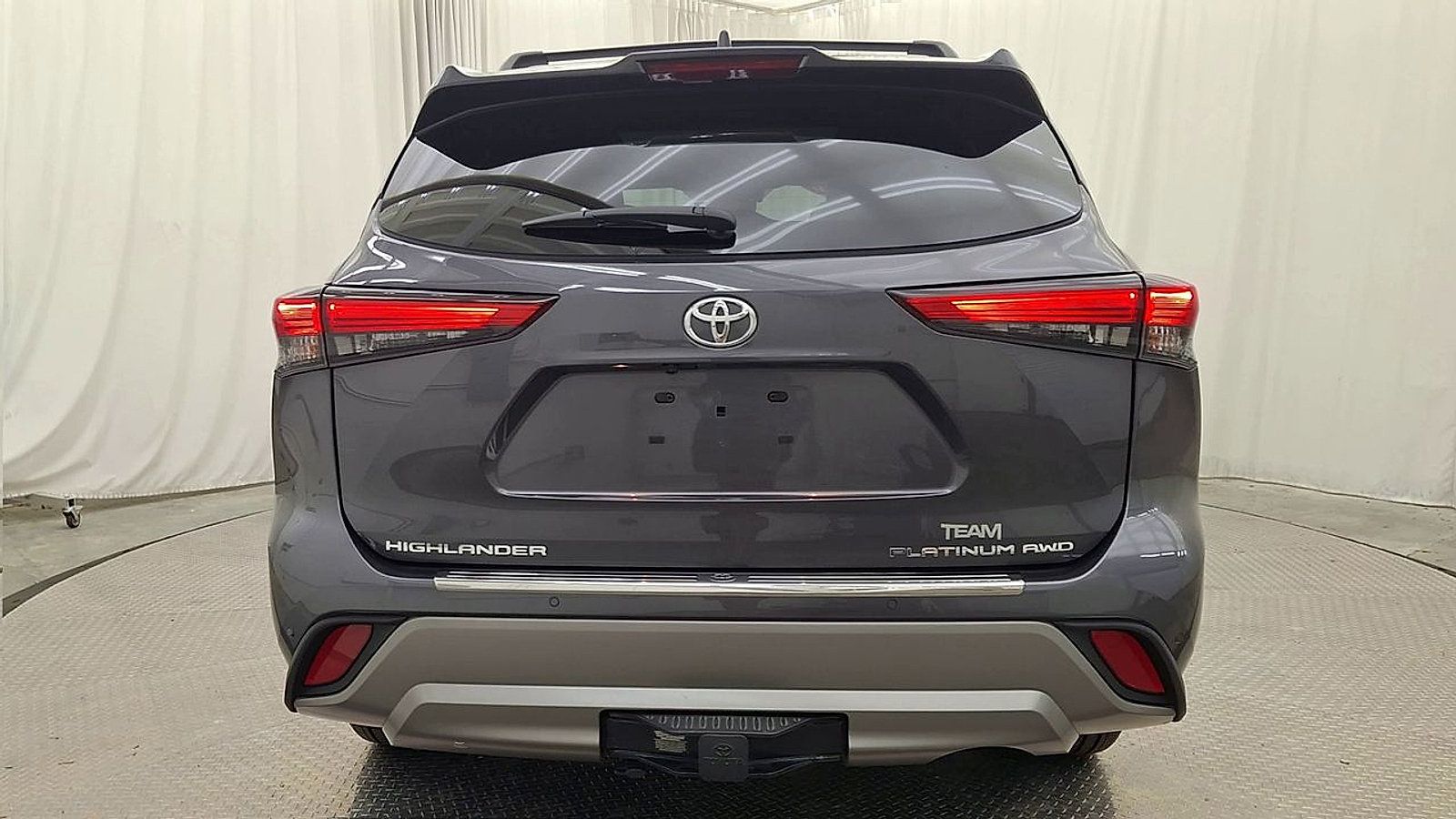 Used 2022 Toyota Highlander Platinum AWD/4WD image 2