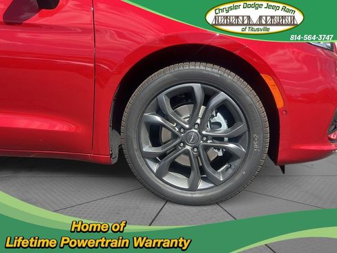 New 2026 Chrysler Pacifica Select image 2