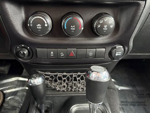 Used 2018 Jeep Wrangler Unlimited Sahara w/ Connectivity Group AWD/4WD image 21