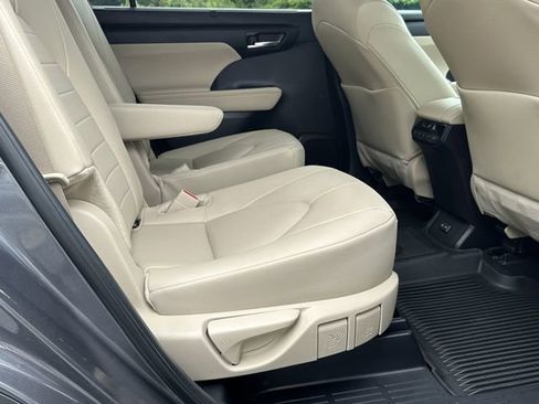 Used 2024 Toyota Highlander XLE FWD image 17