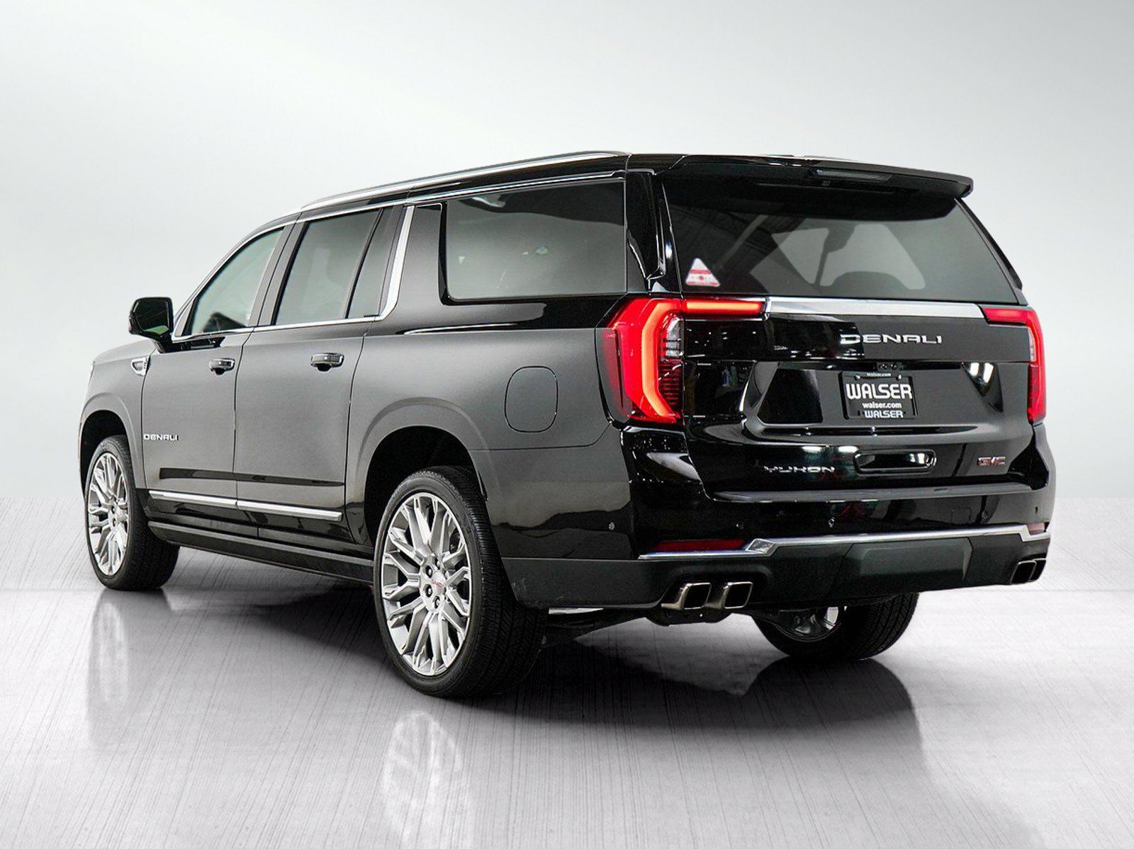 Used 2025 GMC Yukon XL Denali w/ Denali Reserve Package AWD/4WD image 3