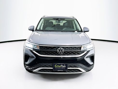 Used 2023 Volkswagen Taos SE w/ Panoramic Sunroof Package image 2