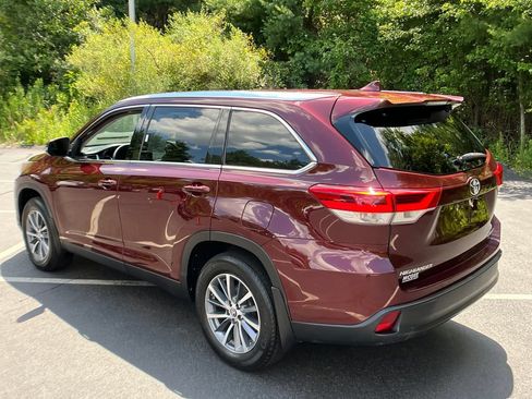 Used 2019 Toyota Highlander XLE AWD/4WD image 3