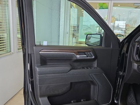 Certified 2025 GMC Sierra 1500 SLT image 17