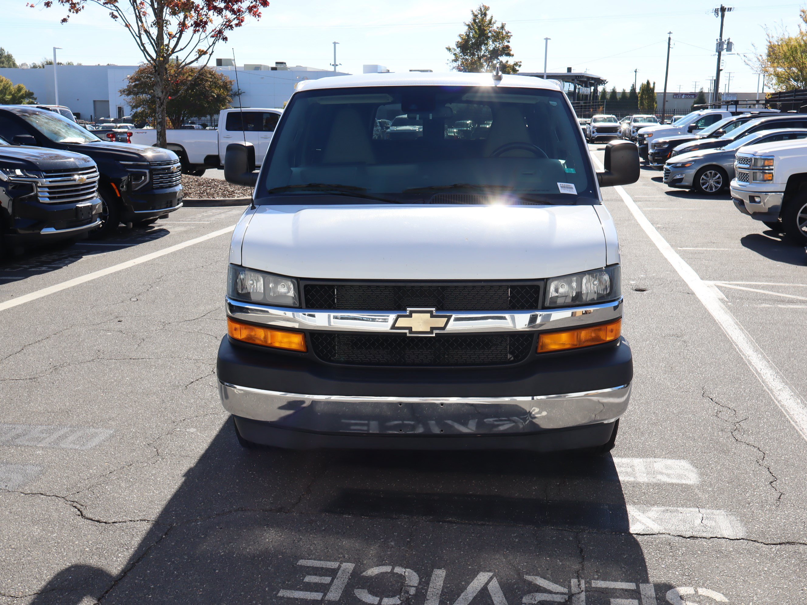 Used 2020 Chevrolet Express 3500 LT w/ LT Preferred Equipment Group RWD image 3