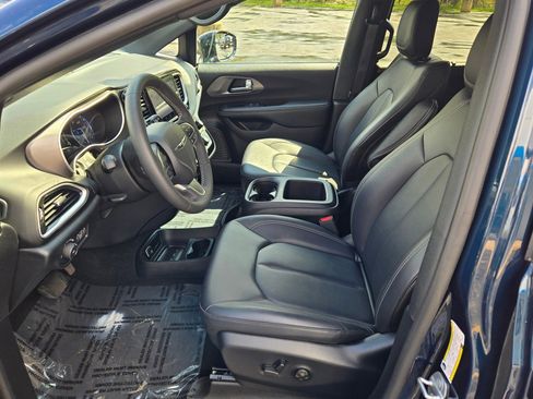 Used 2025 Chrysler Pacifica Select image 22