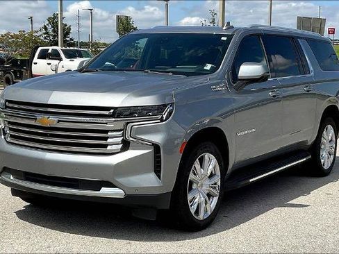 Used 2023 Chevrolet Suburban High Country RWD image 3
