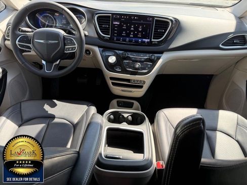Used 2024 Chrysler Pacifica Touring-L FWD image 18