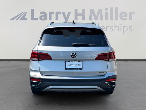 Used 2022 Volkswagen Taos SE w/ Panoramic Sunroof Package AWD/4WD image 4