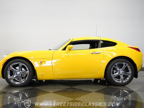 Used 2009 Pontiac Solstice Coupe w/ Premium Package image 2