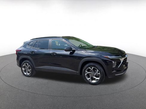 Used 2025 Chevrolet Trax LT FWD image 2