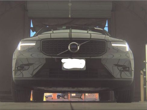 Used 2025 Volvo XC40 B5 Plus image 25