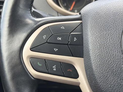 Used 2018 Jeep Cherokee Latitude w/ Altitude Package FWD image 25