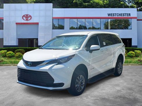 Used 2025 Toyota Sienna LE FWD image 4