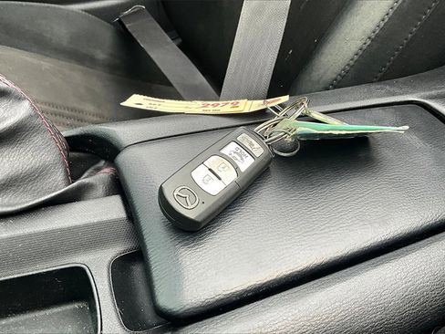 Used 2016 MAZDA MX-5 Miata Sport image 9