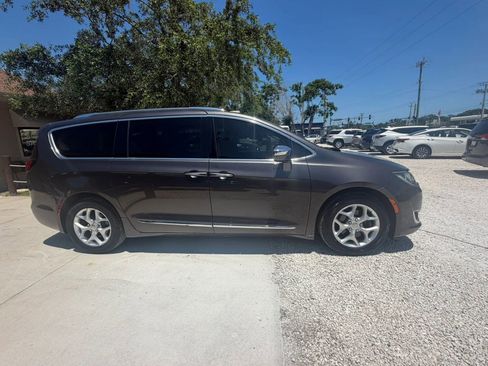 Used 2020 Chrysler Pacifica Limited FWD image 3
